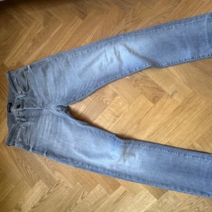 Gråa Jack and Jones jeans - Inte andvända Size 27 30 Längd 27 Bredd 30