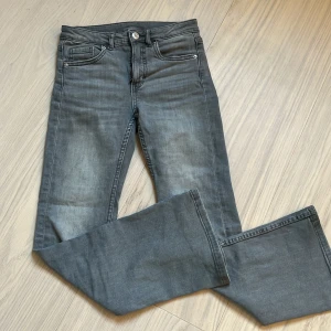 Gråa bootcut jeans - Ett par gråa midwaist jeans som jag säljer för att dom är förkorta 🥰Storleken är 140 pris kan diskuteras! Jag har inte använd dom många gånger