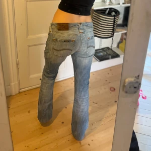 Ljusblå bootcut jeans från Lee - Vintage Lee jeans lowwaist bootcut. Går inte att få tag på någonstans. Snygga fickor och fina slitningar. Sitter som M. Jag har lagt upp dom men det går att sprätta upp om man vill ha längre. Hör av er för mer info eller bilder❤️