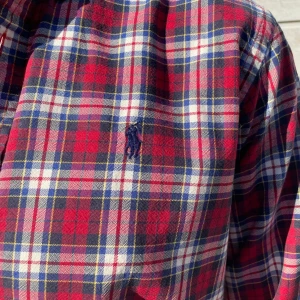 Ralph lauren skjorta - Sjukt snygg rutig Ralph lauren skjorta. Skjortan är i storlek M. Fint skick! Modellen på bilden är 183. Fråga gärna vid funderingar!