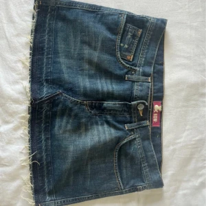 Mini jeanskjol - Så fin lågmidjad mini jeanskjol