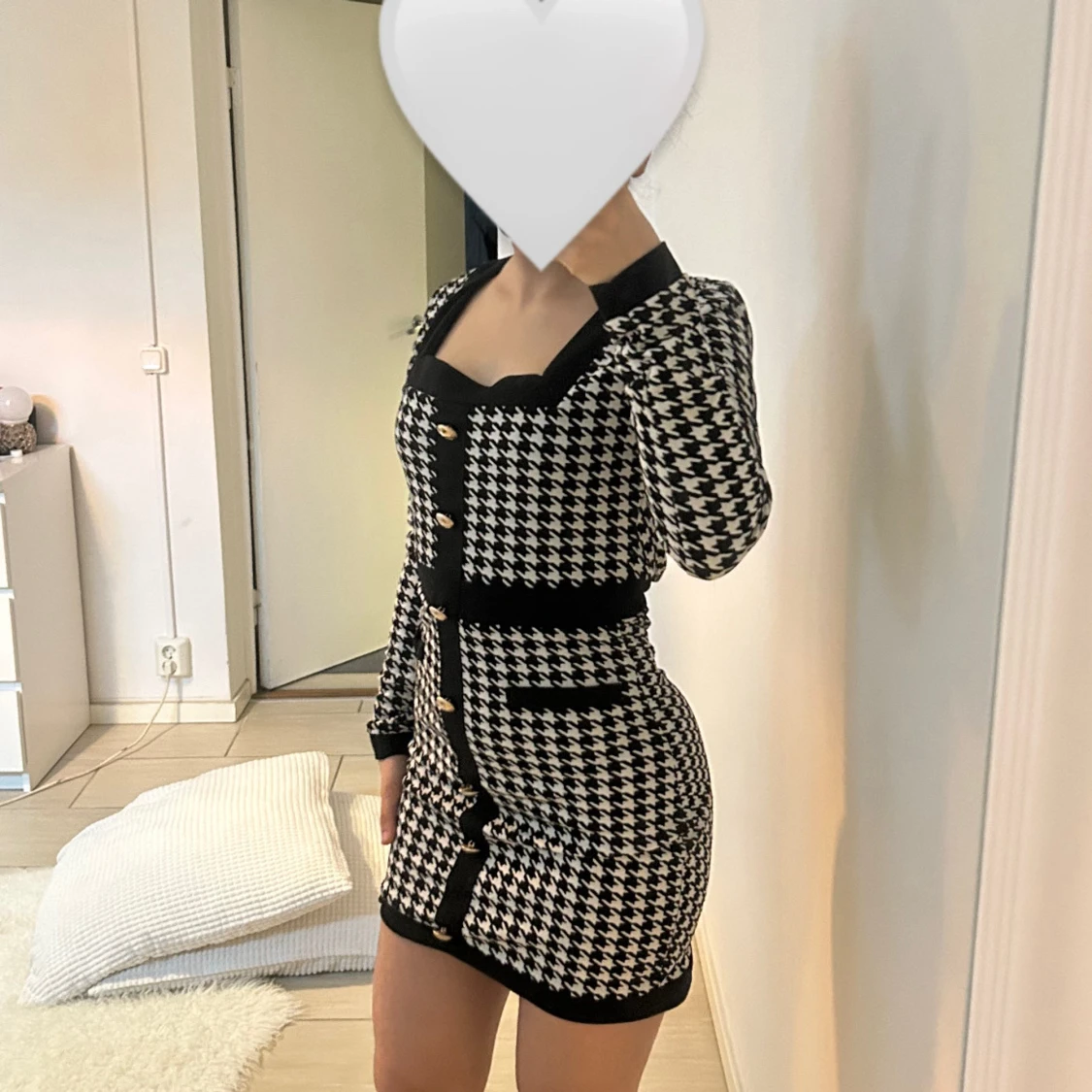 Svartvit rutig kortklänning med guldknappar - 2