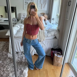 Topp - Så sjukt söt topp från zara. Den är croppas och korsettliknande. Passar alla sommarens tillfällen!🥰🙏🏽💕❤️