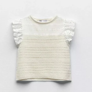 Vit topp Zara  - Så söt virkad blus från Zara som inte säljs längre! Jättefin nu till sommaren och passar till allt. Använd fåtal gånger och därefter inga fläckar eller defekter. Skriv för fler bilder eller om du har nån fråga!💗Använd gärna köp nu eller lämna ett prisförslag🫶