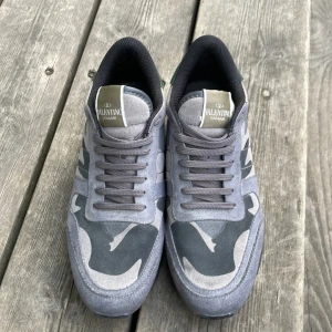 Valentino Rockrunner sneakers i grått camo - Säljer ett par Valentino Rockrunner sneakers i grått med camouflagemönster. Skorna är i bra skick utan några synliga defekter. Storlek 41-42. Hör av er vid frågor!! Priset ej hugget i sten💯