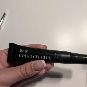 UV/LED Gel Glue från Nailster - UV/LED Gel Glue från Nailster i svart tub. Perfekt för att fästa lösnaglar eller dekorationer med hjälp av UV- eller LED-lampa. Tuben är smidig att använda och passar för nagelkonst och salongsresultat hemma.