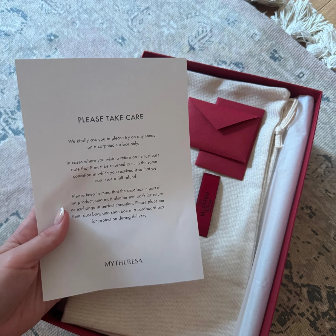 Valentino Garavani vita sneakers med gulddetaljer - 1