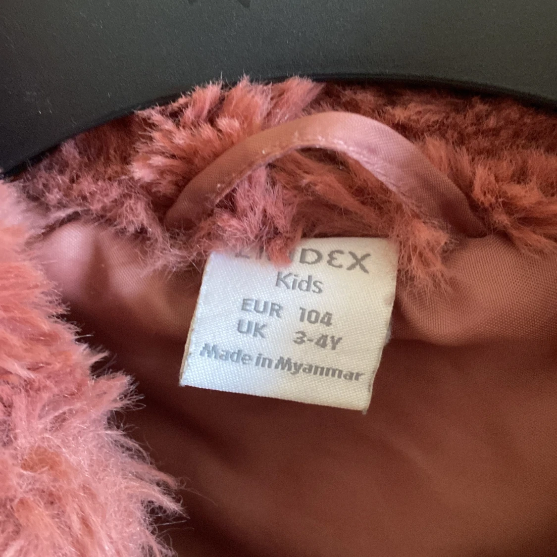 Rosa pälsjacka från Lindex Kids - 1
