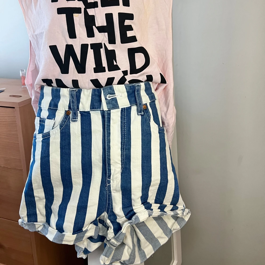 Rosa linne med tryck och jeans shorts  - 2