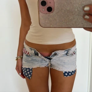 Lågmidjade vintage jeansshorts  - Lågmidjade vintage jeansshorts med usa flaggan. Jag är 168 och det är mina bilder , köp via köp nu direkt eller Swish, kvar tills markerad som såld. Midjemått på bilden 💖