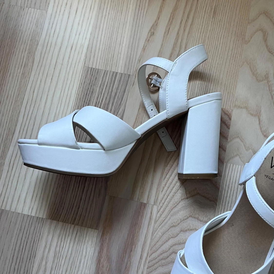 Vita platåsandaler från VOX - 1