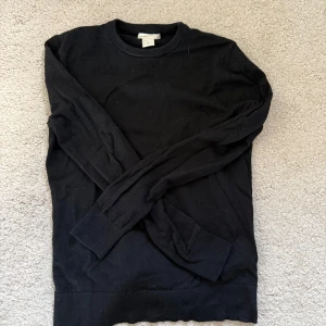 Svart merinoullströja - Säljer en svart långärmad tröja i mjuk merinoull. Passar till allt 🙌🏼🙌🏼💕