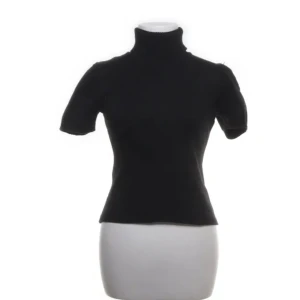 Stickad polo - Super snygg stickad polo tröja! Den super skön och stretchig. Passar XS-M beroende på hur man vill att den ska sitta.