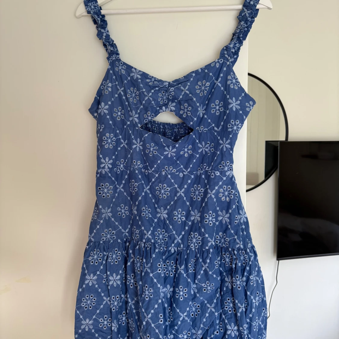 Blå klänning med broderat mönster och cut-out