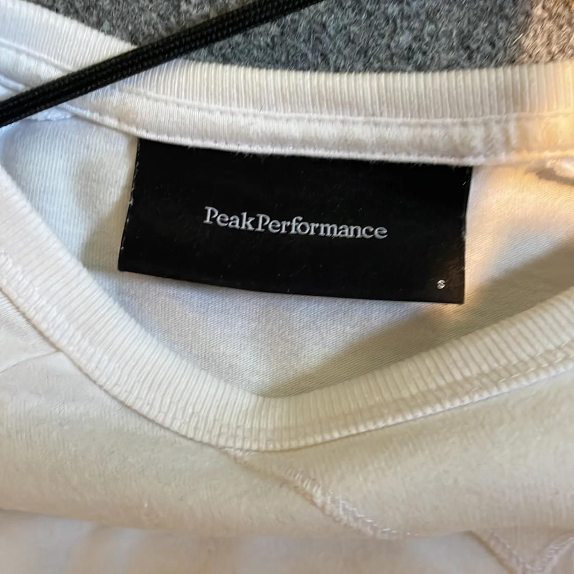 Svart och vit långärmad tröja från Peak Performance - 1