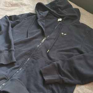 CDG zip tröja - Zip tröja ifrån Comme des Garçons i färgen marinblå. Skick 10/10. Super snygg passform passar M och kanske lite större S. 