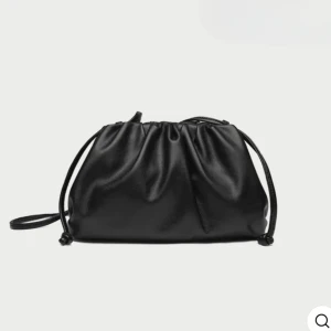 Svart dumpling väska - Säljer denna snygga dumpling väskan använd fåtal gånger passar perfekt till allt!!