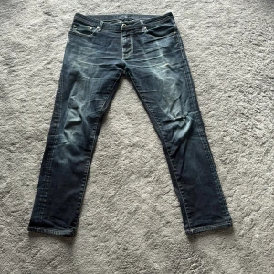 Jacob cohën - Säljer nu dessa feta jeans från Jacob chohën i storlek 34 med en mörkblå tvått med en slitning på knät. Jeansen är slimfit och skicket är 10/10.                                              Pris 750kr