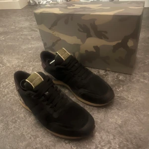 Valentino rockrunner  - Valentino rockrunner storlek 43 Box följes ej med pris 1100kr Dem är äkta från sicuro fashion