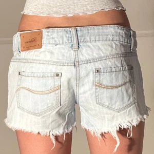 Low jeansshorts - Midjemått: 40cm. (Storlek S men passar M.) Kolla in min profil och följ för fler plagg🙌 JUST NU 50% på utvalda plagg! Massvis med nedsatta priser