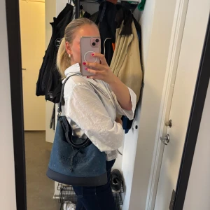 Lexington handväska  - Säljer denna denim färgade väskan från lexington, använd några gånger men inte förstörd någonstans. Perfekt vardagsväska 🥰