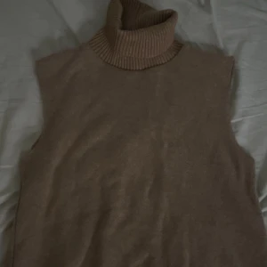 zara tröja  - Mysig brun stickad tröja med hög polokrage. 