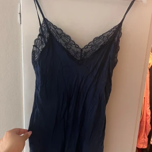 Satinlinne från intimissimi  - Jättefint mörkblått satinlinne från intimissimi! Knappt använt, det är väldigt skrynkligt på bilden men det finns inga defekter! 