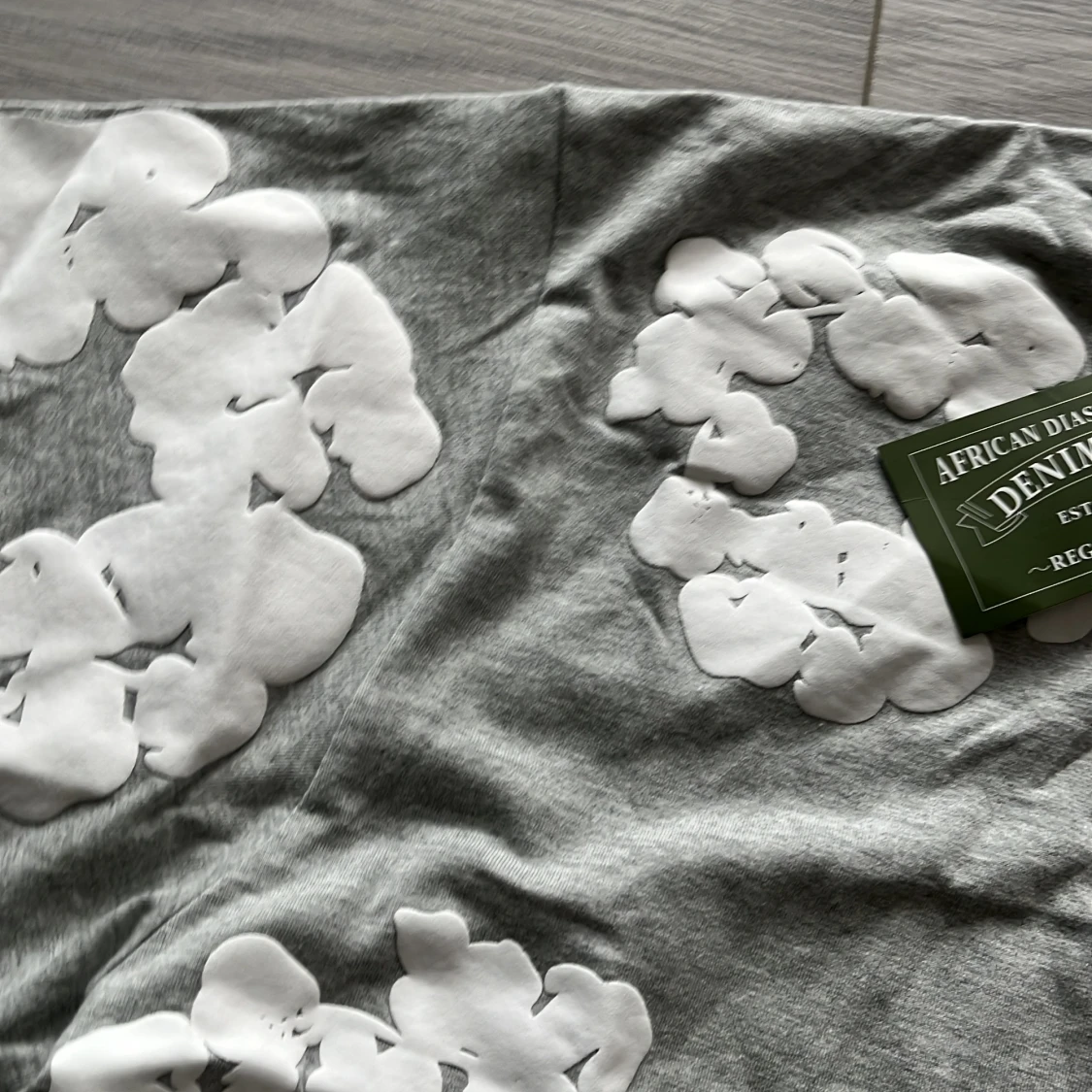 Grå t-shirt med vita blommor från Denim Tears - 2