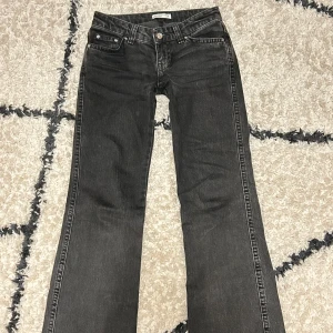 bootcut jeans - svarta bootcut jeans från ginatricot i storlek 34/xs. de är i fint skick, dock är höger benet är lite nedtrampad (se bild 5) annars är det inget fel på de💕