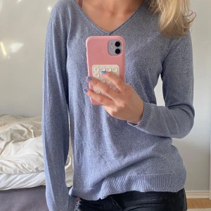 Ljusblå glittrig tröja från Rosebud - Säljer en ljusblå glittrig tröja från Rosebud i storlek S. Tröjan har v-ringning och långa ärmar, perfekt för dig som vill ha något enkelt men ändå med lite extra shine. Materialet känns mjukt och stretchigt. 