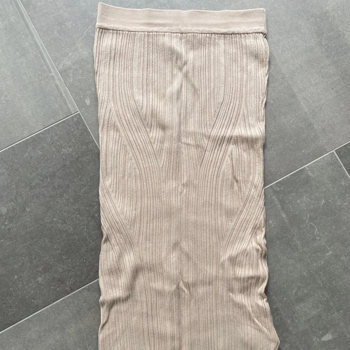 Beige ribbad långkjol