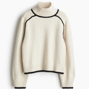 beige/Vit stickad tröja med svarta detaljer - Säljer en stilren vit stickad tröja med svarta kontrastlinjer.  Perfekt för kyliga dagar! Tröjan är i helt nyskick! 