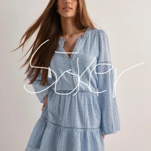 SÖKER - Söker denna klänning från Nelly i storlek 32 eller 34 i ny skick. Max 599 kr