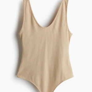  ribbad body  - Säljer en vitt body. Modellen har djup urringning både fram och bak, aldrig använd!