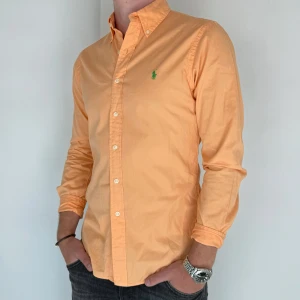 Ralph Lauren Skjorta - Nu har vi nöjet att erbjuda en stilren Skjorta från  varumärket Ralph Lauren. Plagget är i storlek Small och är i mycket gott skick, utan några synliga defekter. Modellen på bilden är 180 cm lång och väger 75 kg, vilket kan ge en god indikation på passform och proportioner.