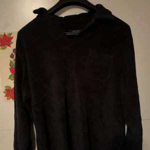 Mörkblå frotté långärmad tröja från Paul & friends - Mysig mörkblå frotté från Paul & friends. Tröjan har lång ärm  och en bröstficka. Perfekt för kyliga dagar när du vill vara både bekväm och stilren under sommaren