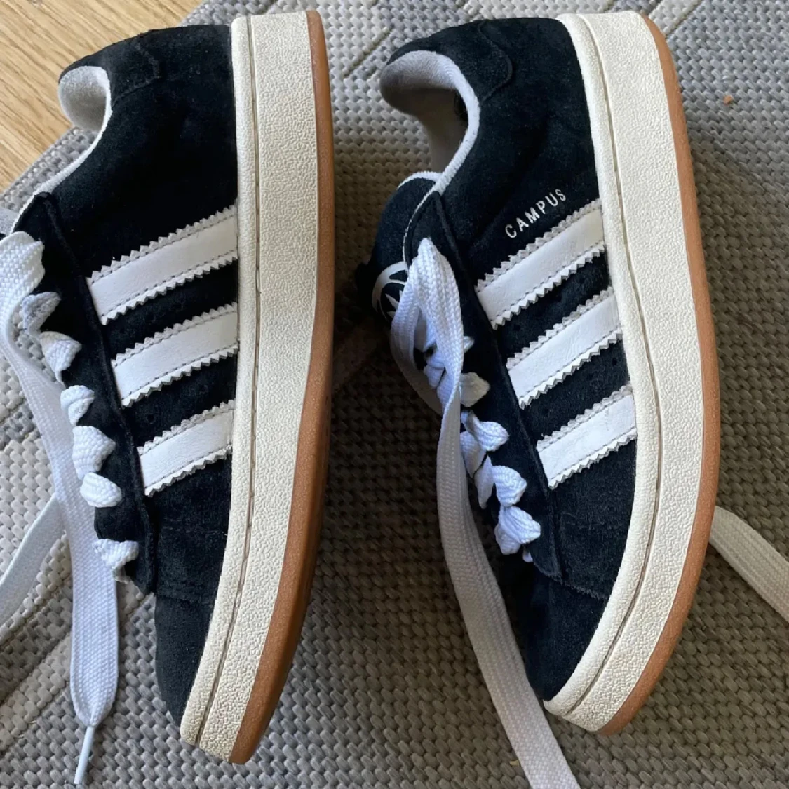 Svarta Adidas Campus sneakers med vita ränder