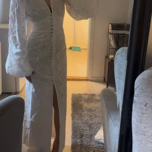 Vit långklänning med puffärmar och spetsdetaljer - Säljer min Positano Adoore klänning som är helt ny och oanvänd med prislapp och kvitto. En jättefin klänning perfekt för sommarens tillfällen!