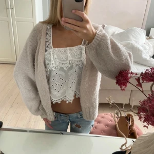 Stickad kofta  - Så snygg stickad kofta, lite nopprig 