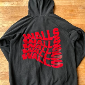 Smiley Walls hoodie. 1D merch  - Louis Tomlinson Merch. Den funkar jätte bra även om man inte är ett fan, den är ju väldigt snygg! ”Walls” trycket på ryggen förstördes lite i tvätten, men hoodien är inprincip oandvänd. Storlek S! 