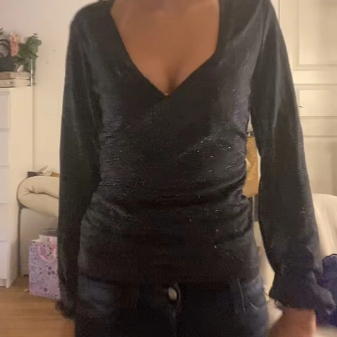 Svart glittrig omlottopp