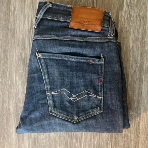 Mörkblå Replay Anbass jeans - Säljer ett par mörkblå Replay Anbass jeans med  snygga detaljer på bakfickorna. Riktigt feta jeans som jag säljer för ett mycket bra pris💯💯skriv gärna frågor☺️👍