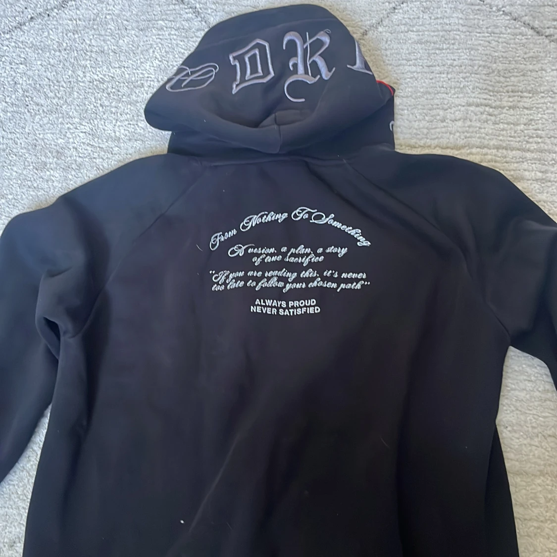 Svart hoodie från Hoodrich med broderade detaljer - 4