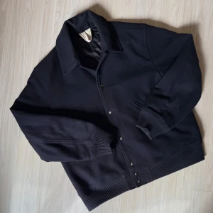 Arket Collage-Jacka - Marinblå Collage-Jacka som är sparsamt använd.