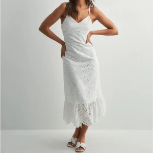 Vit sommarklänning  - Vit klänning från PIECES, perfekt i student- och midsommartider!! Oanvänd, enbart testad! Nypris: 650kr