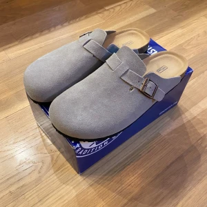 Birkenstock Boston - Säljer mina sprillans nya Birkenstock Boston i färgen taupe suede då dom tyvärr var för små för mig. Endast testade, aldrig använda. Bara att skriva vid minsta fråga eller för fler bilder 😄