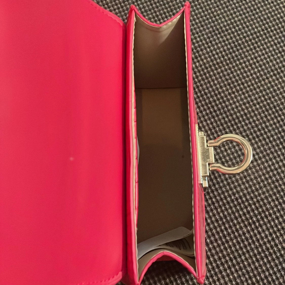 Rosa axelväska med krokodilpräglat mönster - 3