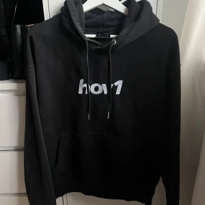 Svart hoodie med hov1-tryck - Svart hov1 hoodie. Limited addition så finns inte längre att få tag i ❤️‍🔥