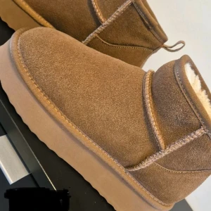 Skor från Unified - Jääte snygga skor från Unified. det är i mocka med bomull inuti och använt få gånger, ordinarie pris är 1200💕