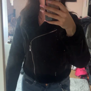 Svart pälsjacka  - Säljer en svart pälsjacka från Pull&Bear, använd endast en gång så helt som ny. Jackan har en klassisk bikerstil och är fodrad med mjuk fuskpäls❣️